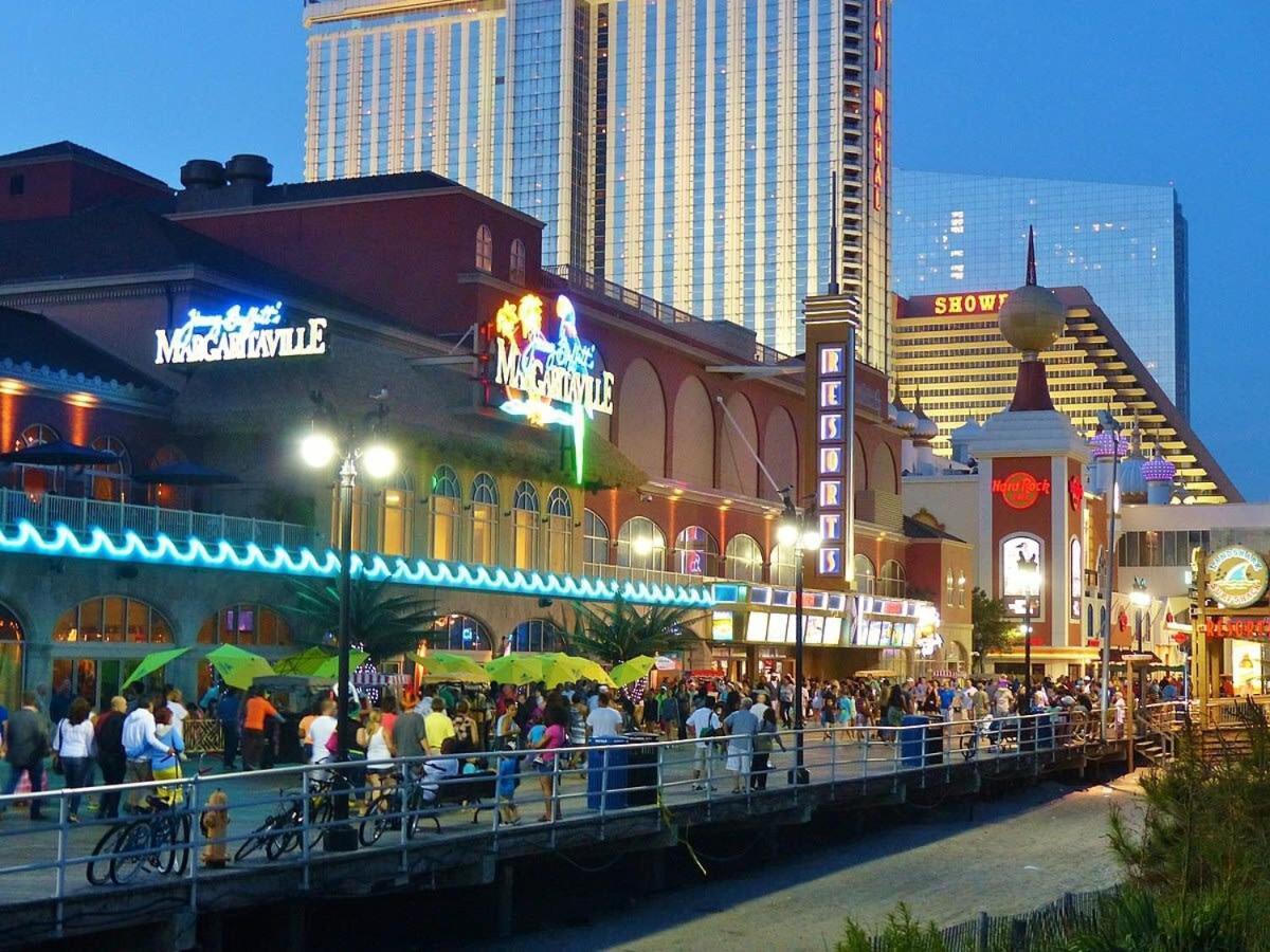 Two Separate Stylish Cozysuites On The Boardwalk